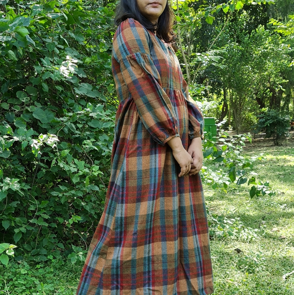 Long dress in plaid. - Picture 2 of 4